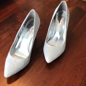 💖 1 4 3 GIRL Silver Glitter Pumps, Size 6